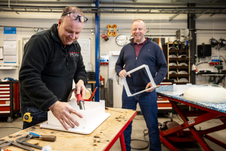 mannen aan het werk met plastic